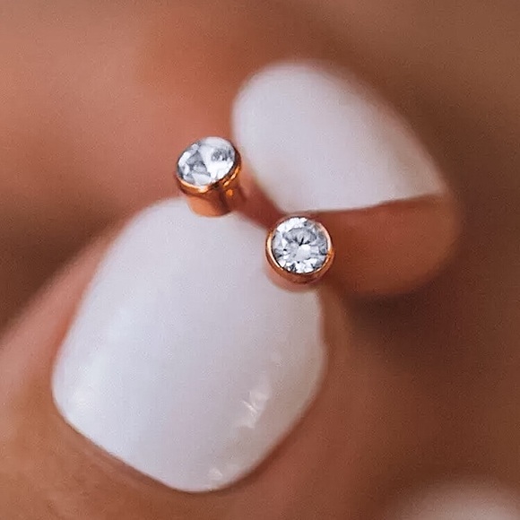 ⚜️[𝟯/$𝟭𝟴]⚜️Rose Gold Rhinestone Bezel Set Stud Earrings NEW - Picture 2 of 7